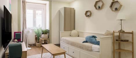 1 habitación, tabla de planchar con plancha, internet y ropa de cama