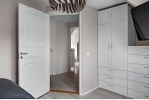 4 bedrooms, iron/ironing board, travel cot, free WiFi - Newly renovated family home for 8 people near the beach and downtown, with AC and a patio (Halmstad)