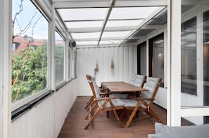 Outdoor dining - Newly renovated family home for 8 people near the beach and downtown, with AC and a patio (Halmstad)