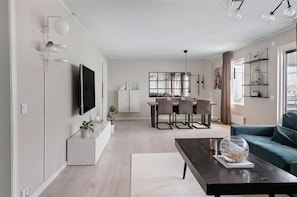 Smart TV - Newly renovated family home for 8 people near the beach and downtown, with AC and a patio (Halmstad)