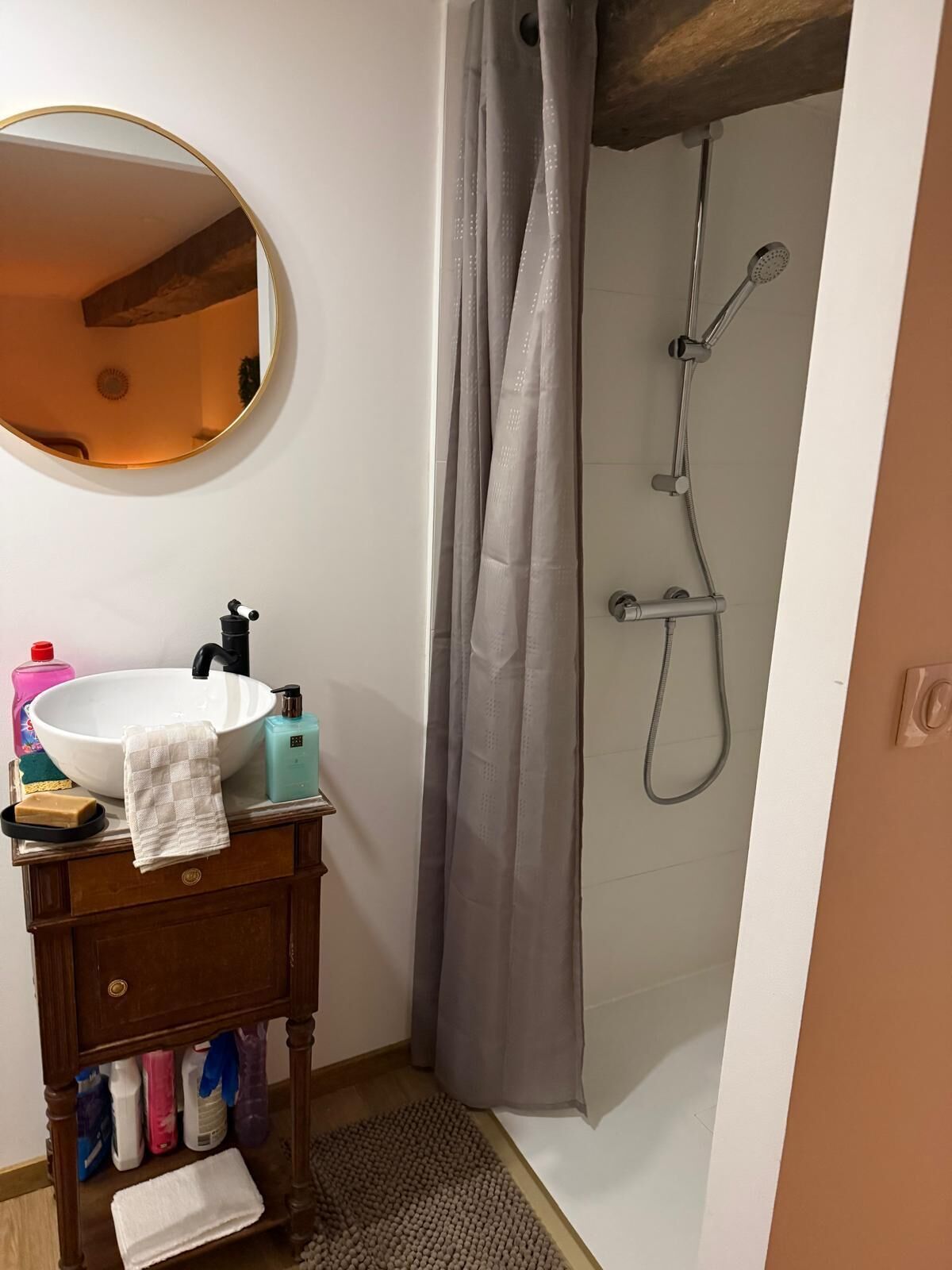 Douche, serviettes fournies, papier toilette