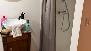 Douche, serviettes fournies, papier toilette