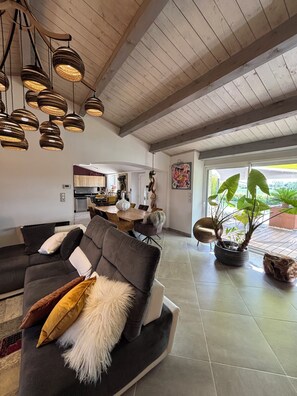 Living area - Exceptional villa with a pool, hot tub, and private boat in the heart of the Marais Poitevin (L'Île-d'Elle)