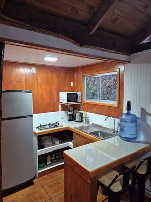 Wasserkocher mit Kaffee-/Teezubehör, Kühlschrank, Mikrowelle, Herdplatte