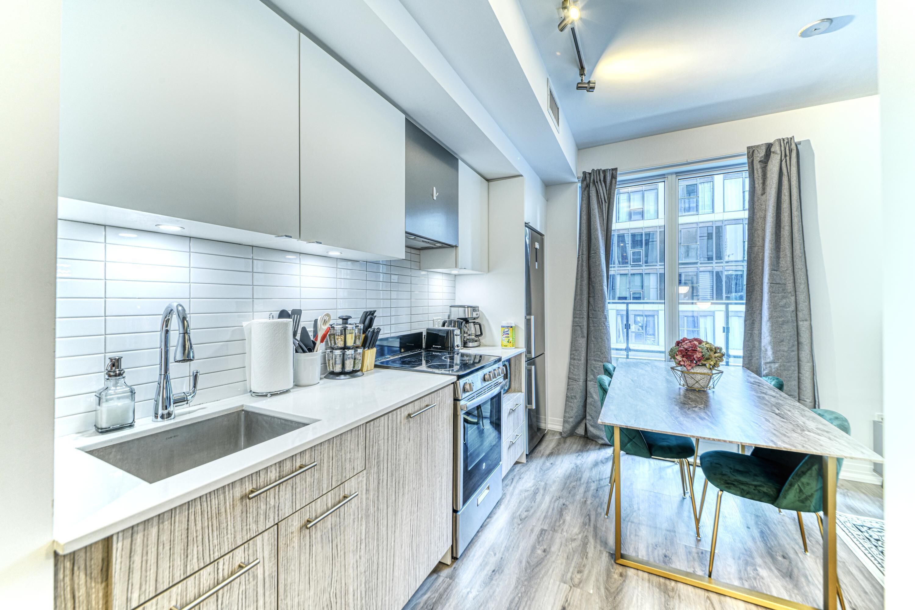 Luxury Suite, 2 Bedrooms, Non Smoking, 2 Bathrooms | Private kitchen | Fridge, microwave, oven, stovetop