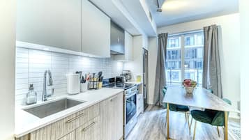 Luxury Suite, 2 Bedrooms, Non Smoking, 2 Bathrooms | Private kitchen | Fridge, microwave, oven, stovetop