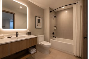 Condo superior | Banheiro | Produtos de toalete grátis, secador de cabelo, toalhas de banho 