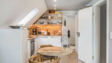 Réfrigérateur, un four, surface de cuisson, lave-vaisselle