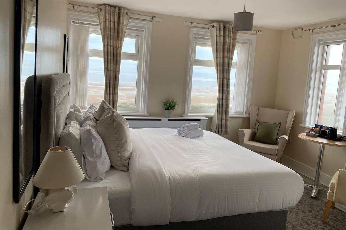 Habitación doble Deluxe, vista al mar | Cortinas blackout, tabla de planchar con plancha y wifi gratis