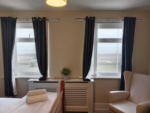 Blackout curtains, iron/ironing board, free WiFi - 262 ocean manor (Blackpool)