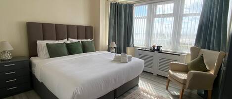 Habitación doble Deluxe, vista al mar | Cortinas blackout, tabla de planchar con plancha y wifi gratis