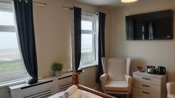 Deluxe Double Room, Sea View | Blackout curtains, iron/ironing board, free WiFi