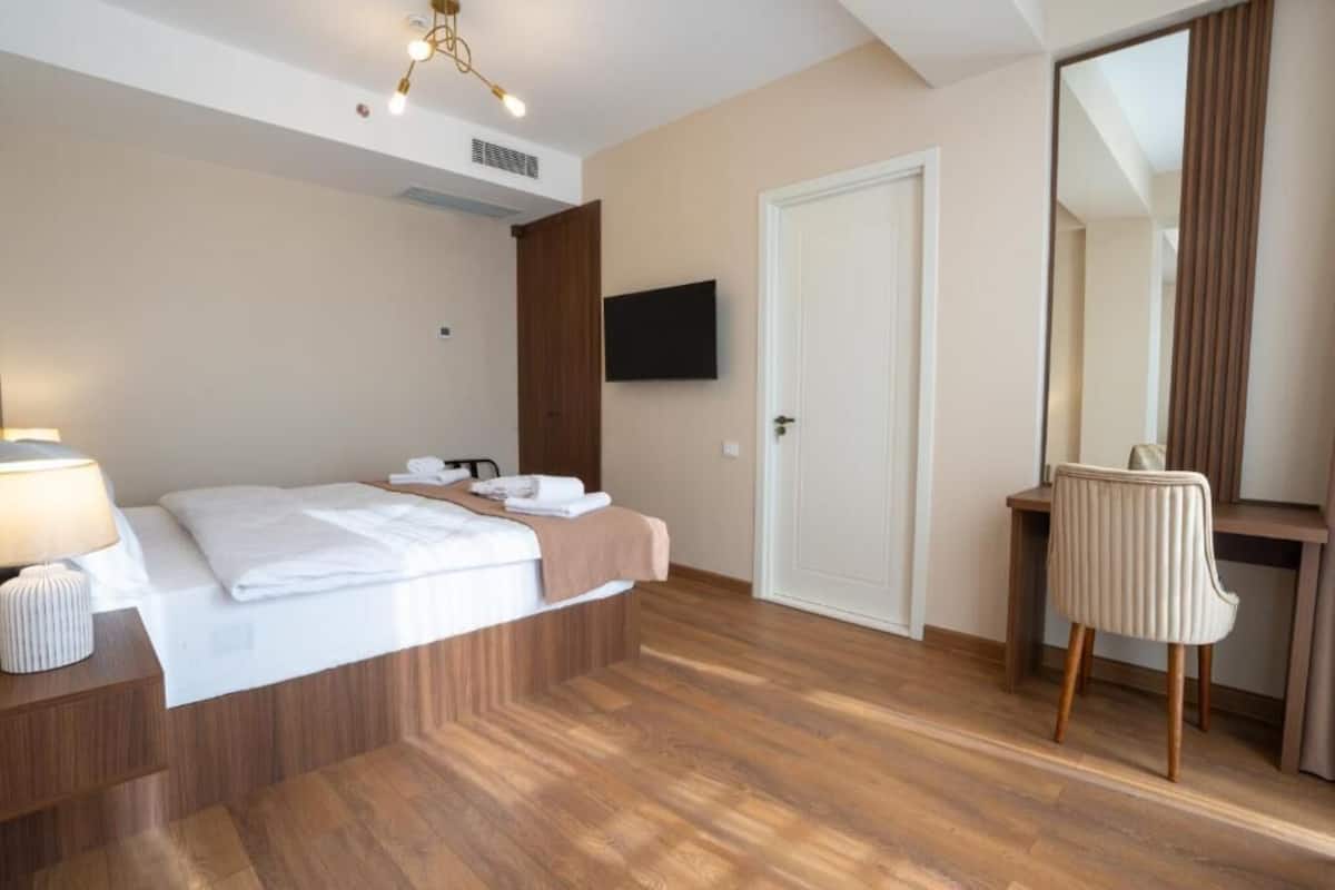 Habitación cuádruple familiar, vistas a la ciudad | Caja fuerte, sistema de insonorización, tabla de planchar con plancha