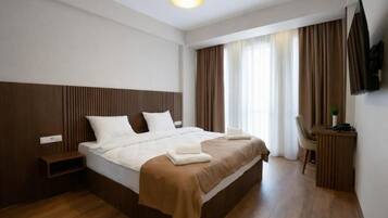 In-room safe, soundproofing, iron/ironing board, free WiFi