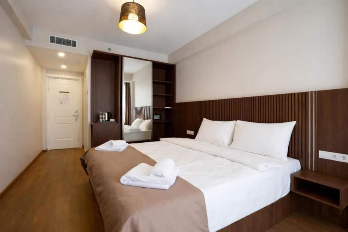Habitación con 1 cama doble o 2 individuales, vistas a la ciudad | Caja fuerte, sistema de insonorización, tabla de planchar con plancha