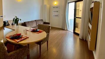 Apartemen Deluks, balkon, pemandangan pantai | Tempat makan