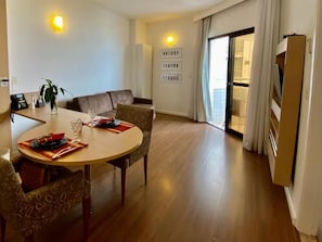 Apartemen Deluks, balkon, pemandangan pantai | Tempat makan