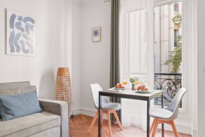 City-Apartment, 1 Doppelbett und Schlafsofa, Nichtraucher | Speisen