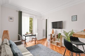 City-Apartment, 1 Doppelbett und Schlafsofa, Nichtraucher | Wohnbereich | 40-Zoll-Smart-TV mit Satellitenempfang