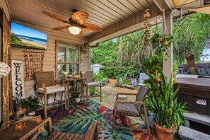 Outdoor dining - The Artist Cove is an Oasis retreat- Sleeps 8 and over the bridge to the beach! (Navarre)