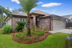 Exterior - The Artist Cove is an Oasis retreat- Sleeps 8 and over the bridge to the beach! (Navarre)