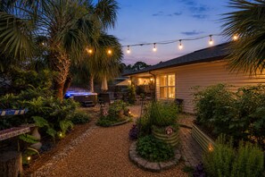 Outdoor spa tub - The Artist Cove is an Oasis retreat- Sleeps 8 and over the bridge to the beach! (Navarre)