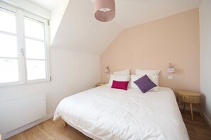 Tabla de planchar con plancha, wifi y ropa de cama