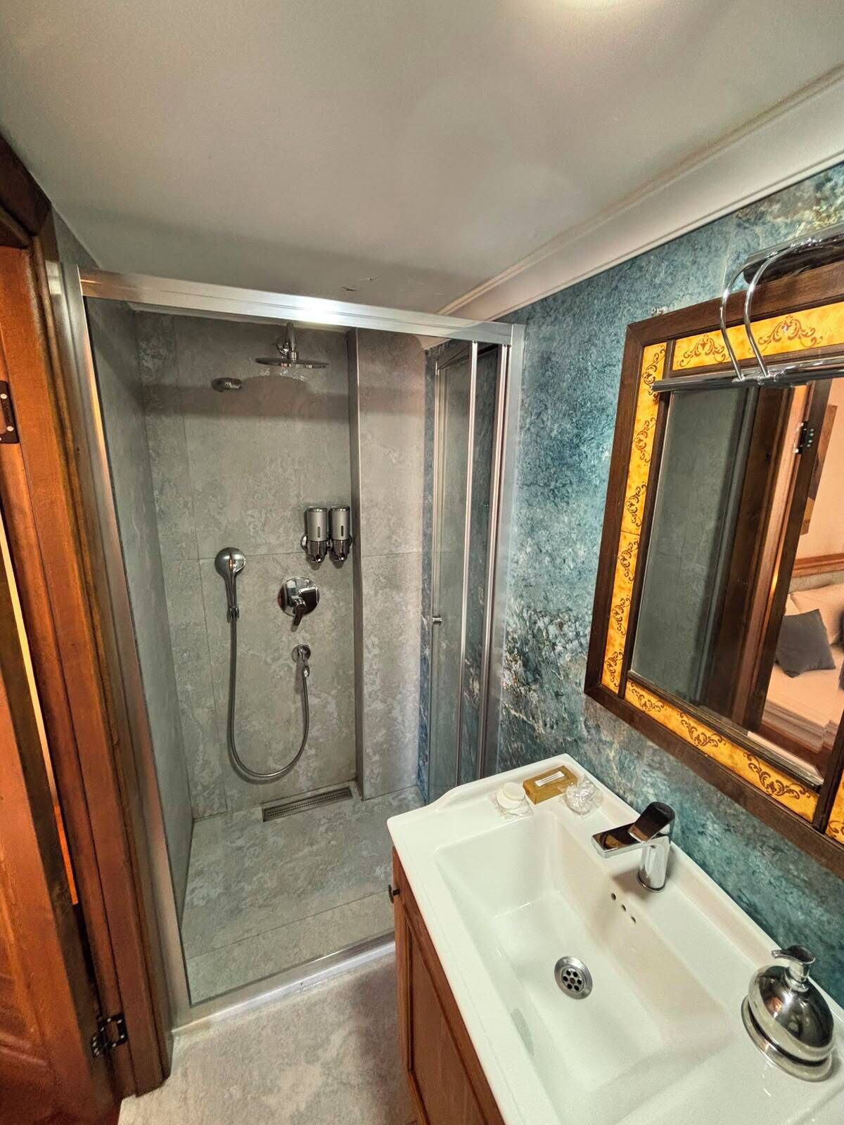 Habitación Deluxe, vistas a la ciudad | Baño | Ducha, secador de pelo, toallas y jabón