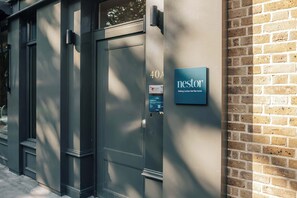 A building entrance with a door marked '40A' and a sign for 'nestor' with a QR code. - Deluxe 2-Bed Belgravia | Sloane Square (London)