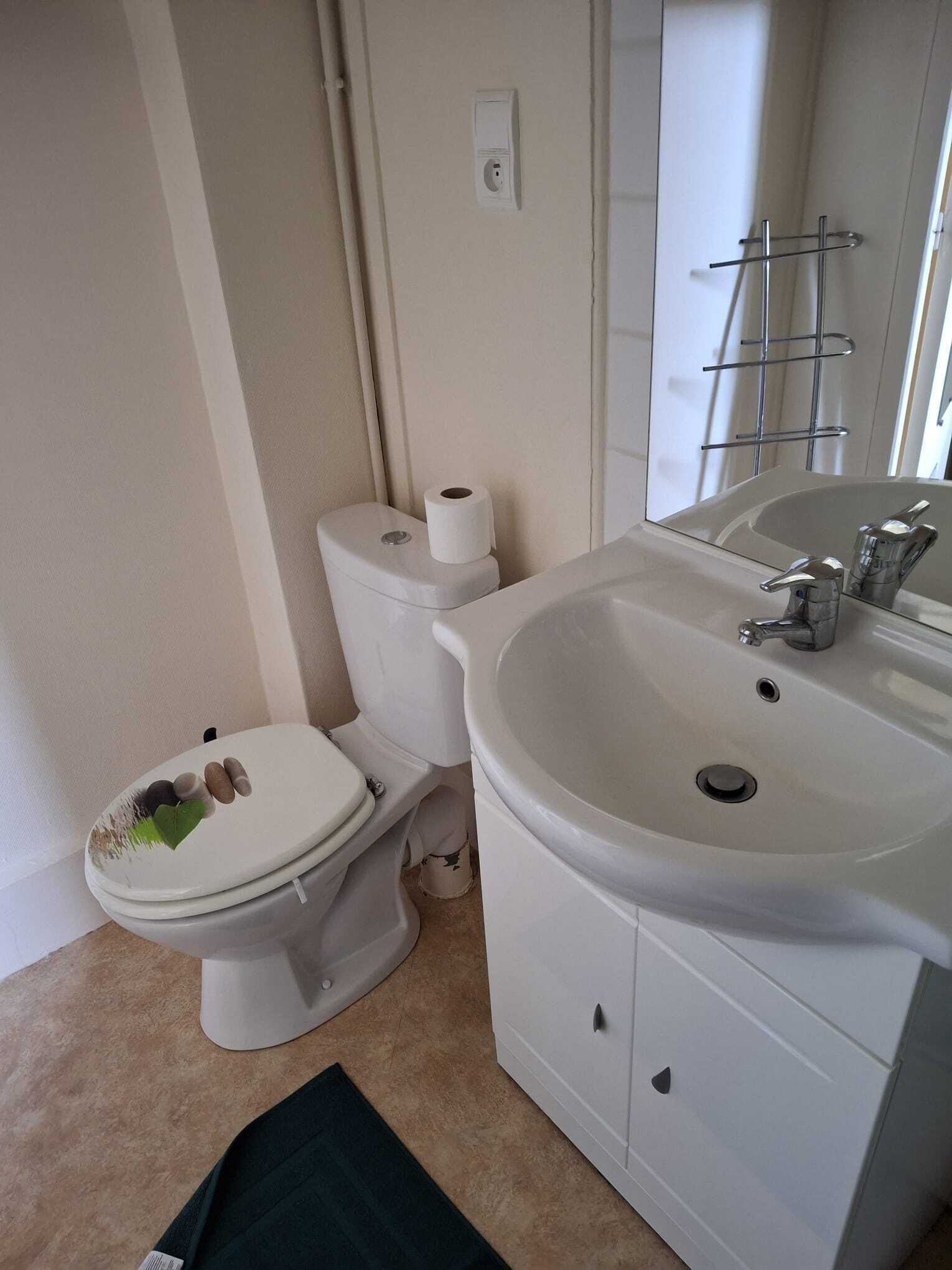 Douche, serviettes fournies, papier toilette