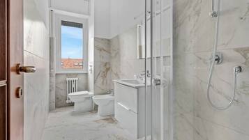 Haartrockner, Handtücher, Toilettenpapier