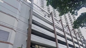 A multi-story building with a sign for 'Clube XV' indicating a commercial space. - SHB Pé na Areia Piscina Vista Incrível (Santos)