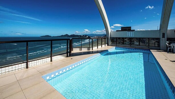 A swimming pool with a view of the ocean and mountains. - SHB Pé na Areia Piscina Vista Incrível (Santos)