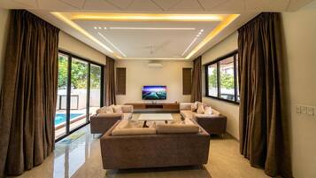 Deluxe Double Room, Pool View | Interior