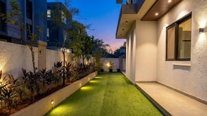 Un bâtiment moderne doté d’une pelouse bien entretenue et d’un chemin menant à l’entrée.