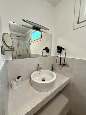 Douche, sèche-cheveux, bidet, serviettes fournies