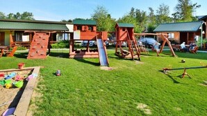 Un'area giochi con scivolo, altalene e strutture per arrampicata.