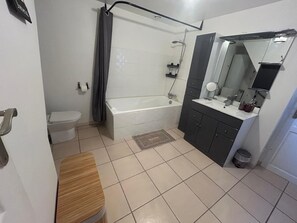 Bathroom - Vrbo Property (Airvault)