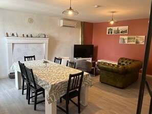 Dining - Cozy, Renovated House—4 Bedrooms in the Heart of Airvault (Airvault)