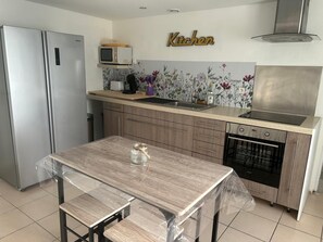 Private kitchen - Vrbo Property (Airvault)