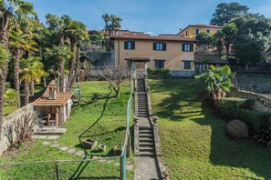 A villa with a garden, a staircase, and a small structure with outdoor seating. - Bellagio Prestige Loft by Rent All Como (Bellagio)