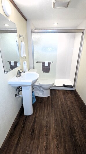 Shower, towels, soap, shampoo - BSI 101--Ocean-View Studio, Sleeps 2 Adults/2 Kids, Pool, Walk to Beach, Dogs OK (Port Aransas)