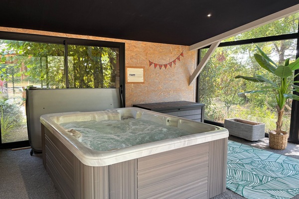 Indoor spa tub