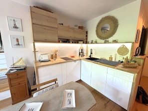 Coffee/tea maker, fridge, microwave, stovetop - Charming apartment at Péreire Beach - 3 guests (Arcachon)