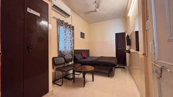 Room - Preet Residency Homestays (Jabalpur)