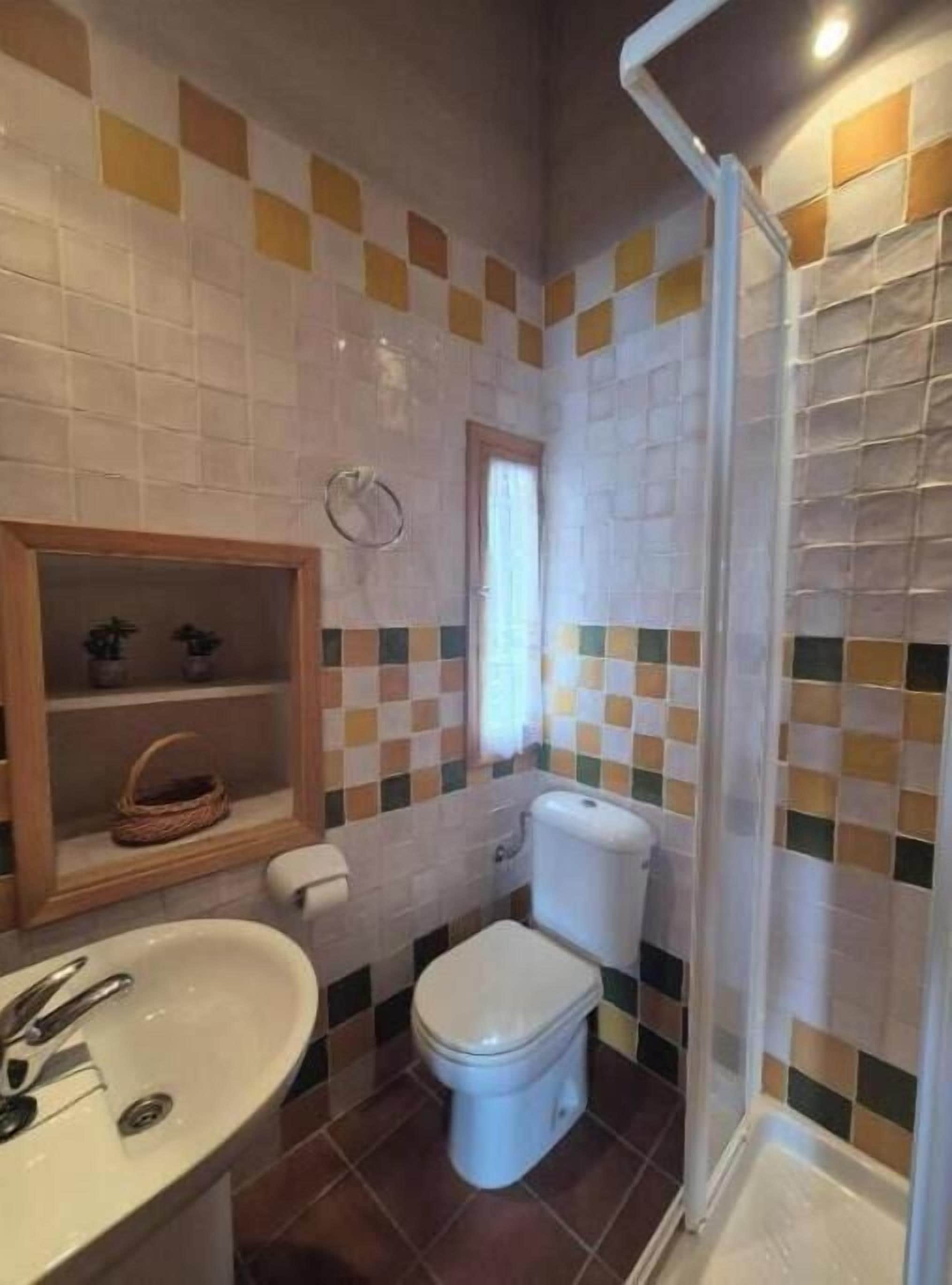 Douche, sèche-cheveux, serviettes fournies, savon