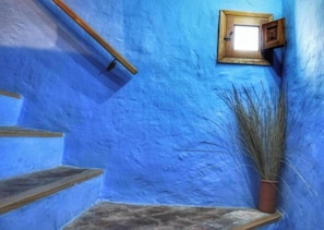 A narrow stairway with wooden handrails and a potted plant. - Cau de lárt (Llucena)