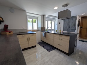 Fridge, microwave, dishwasher - Renovated lodging with private garden - 5 guests (Échallat)