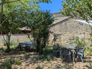 Outdoor dining - Renovated lodging with private garden - 5 guests (Échallat)
