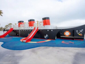 A children's play area with slides and a lifebuoy symbol. - Lovely air-conditioned apartment - 4 guests, mountain view (Canet-en-Roussillon)